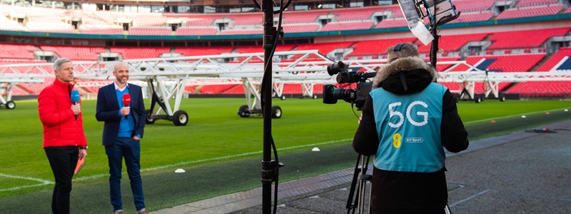 EE teams up with YouTube footballers for 5G